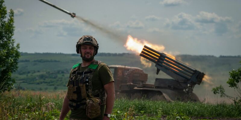 Ein Soldat an der Frontlinie in der Region Donezk: Hier gelangen der ukrainischen Armee offenbar zuletzt kleine Vorstöße. - Foto: Iryna Rybakova/AP/dpa