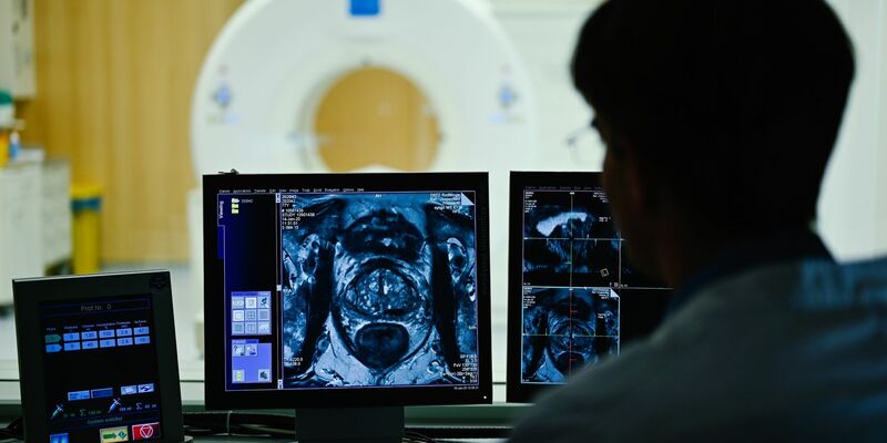 Ein Mitarbeiter im Deutschen Krebsforschungszentrum (DKFZ). Manche Todesfälle gelten als vermeidbar - etwa durch Vorsorge oder Früherkennung. - Foto: Uwe Anspach/dpa