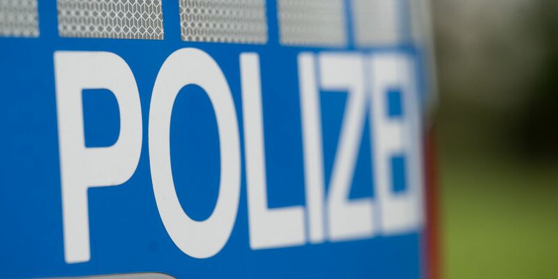 Die Polizei in Darmstadt hat einen 15-Jährigen wegen eines tödlichen Angriffs auf einen Obdachlosen in Untersuchungshaft genommen. - Foto: Marijan Murat/dpa/Symbolbild