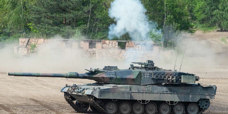 Das wichtigste Empfängerland für Waffen und andere Rüstungsgüter war im ersten Halbjahr 2023 die Ukraine (Symbolfoto). - Foto: Christophe Gateau/dpa