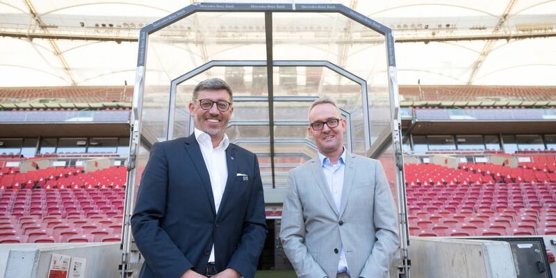 VfB-Vorstandsboss Alexander Wehrle (r) und Vereinspräsident Claus Vogt. - Foto: Marijan Murat/dpa
