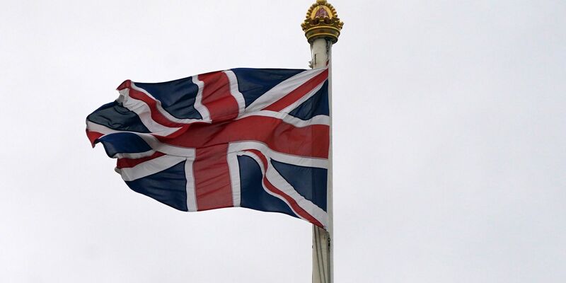 Die britische Flagge weht über dem Buckingham Palace. - Foto: Victoria Jones/PA Wire/dpa