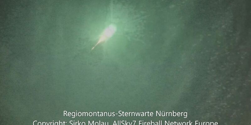 Das Videostandbild zeigt den im Süden Deutschlands gesichteten Meteoroiden - Foto: Sirko Molau/AllSky7 Fireball Network Europe/Sternwarte Nürnberg/dpa