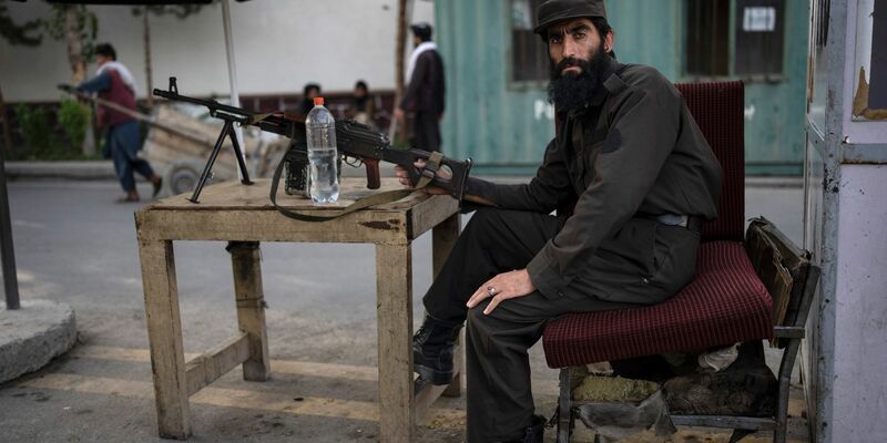 Ein Soldat der Taliban hält ein Maschinengewehr an einem Kontrollpunkt in Kabul: Auch nach der Machtübernahme der Taliban sterben Zivilisten. - Foto: Rodrigo Abd/AP/dpa