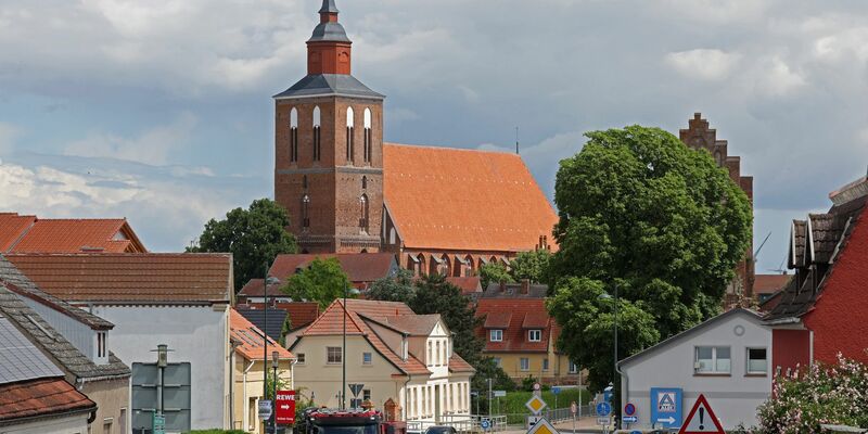 Die Schule der 13-Jährigen, die nach mutmaßlichem Drogenmissbrauch gestorben ist. - Foto: Bernd Wüstneck/dpa