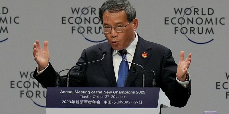 Chinas Regierungschef Li Qiang hat sich zu Wirtschaftsbeziehungen geäußert. - Foto: Andy Wong/AP