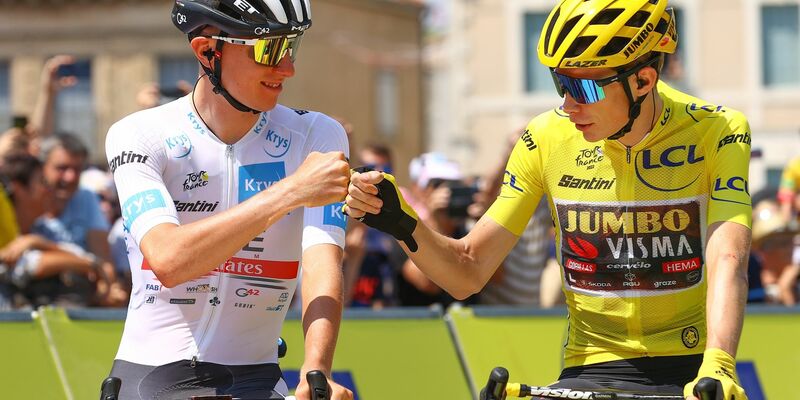 Tadej Pogacar (l) und Titelverteidiger Jonas Vingegaard sind bei der Tour de France die Topfavoriten. - Foto: David Pintens/belga/dpa