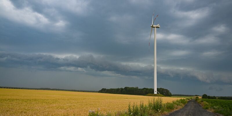 Dunkle Gewitterwolken ziehen über Brandenburg. - Foto: Patrick Pleul/dpa