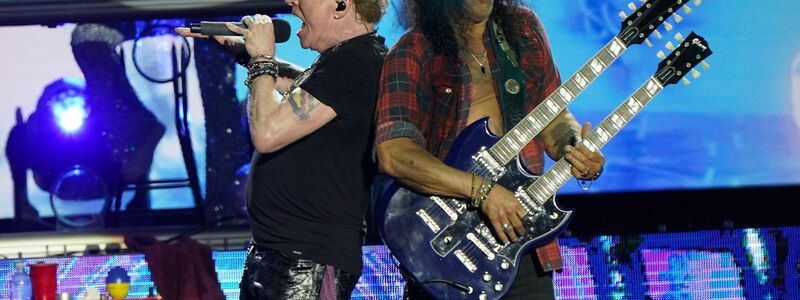 Sänger Axl Rose (l) und Gitarrist Slash von Guns N' Roses beim ihrem Auftritt in  Glastonbury. - Foto: Yui Mok/PA Wire/dpa