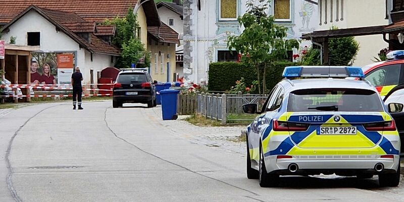 Einsatzkräfte der Polizei im niederbayerischen Ortenburg. Dort sind nach einem Ammoniak-Austritt mehrere  Menschen verletzt worden. - Foto: Markus Zechbauer/zema-medien/dpa