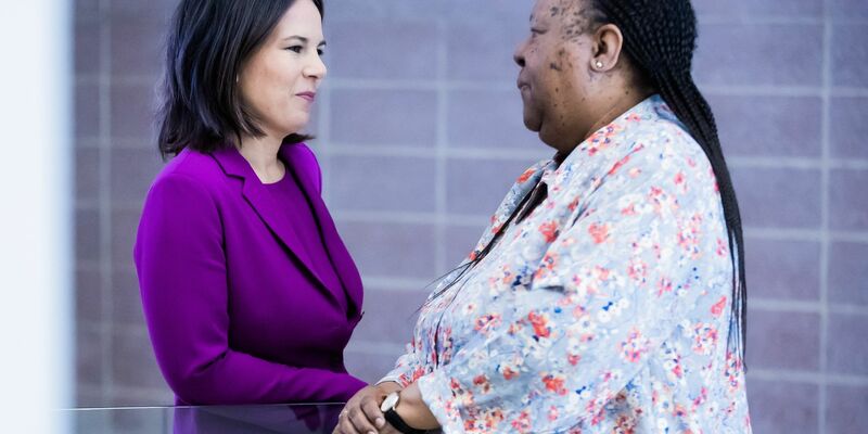 Bundesaußenministerin Annalena Baerbock im Gespräch mit ihrer südafrikanischen Amtskollegin Naledi Pandor. - Foto: Christoph Soeder/dpa
