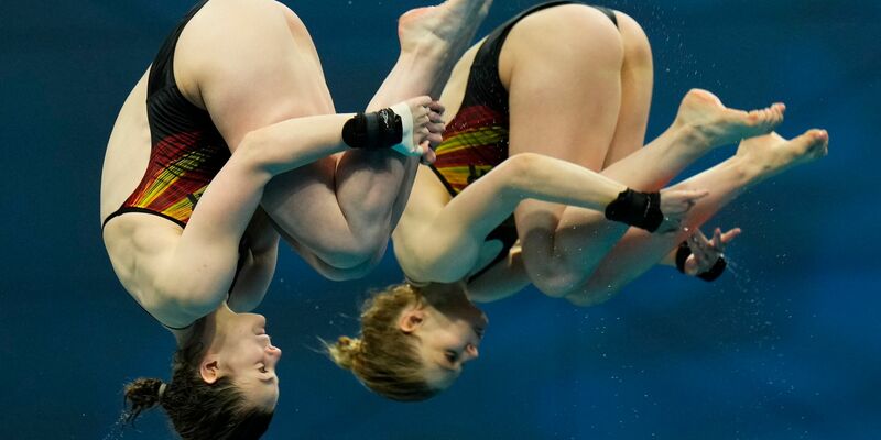 Elena Wassen und Christina Wassen haben bei der EM zusammen Gold gewonnen. - Foto: Petr David Josek/AP/dpa