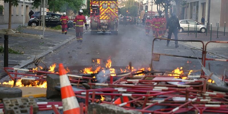 Feuerwehrleute treffen nach den Ausschreitungen im Pariser Vorort Nanterre ein, um Brände zu löschen. - Foto: Zakaria Abdelkafi/AFP/dpa