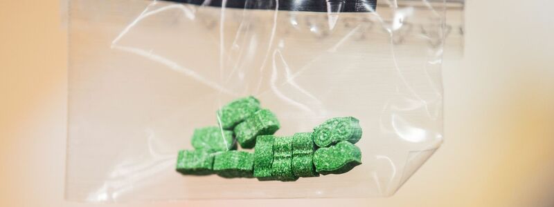 Ecstasy-Tabletten sind bei einer Presserunde in den Räumen der Staatsanwaltschaft München in einem Tütchen zu sehen. - Foto: Lino Mirgeler/dpa