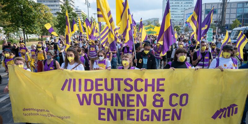 Demonstration in Berlin für die Enteignung großer Wohnungsunternehmen (Archivbild). - Foto: Christophe Gateau/dpa