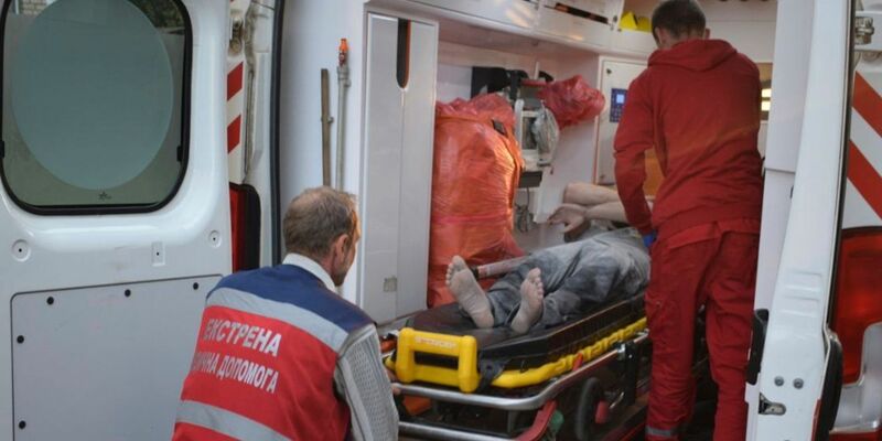 Sanitäter bereiten in Kramatorsk den Transport eines verletzten Mannes in eine naheliegende Klinik vor. - Foto: National Police of Ukraine/AP/dpa