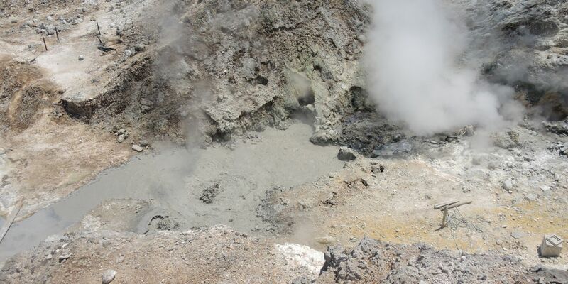 Vulkane, die nach langer Ruhe wieder erwachen, müssen eine dicke Kruste aufbrechen - genau das passiert zurzeit unter den Phlegräischen Feldern. - Foto: Lena Klimkeit/dpa