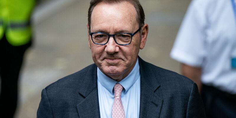 US-Schauspieler Kevin Spacey trifft vor dem Southwark Crown Court in London zum Beginn seines Prozesses ein. - Foto: Aaron Chown/PA Wire/dpa