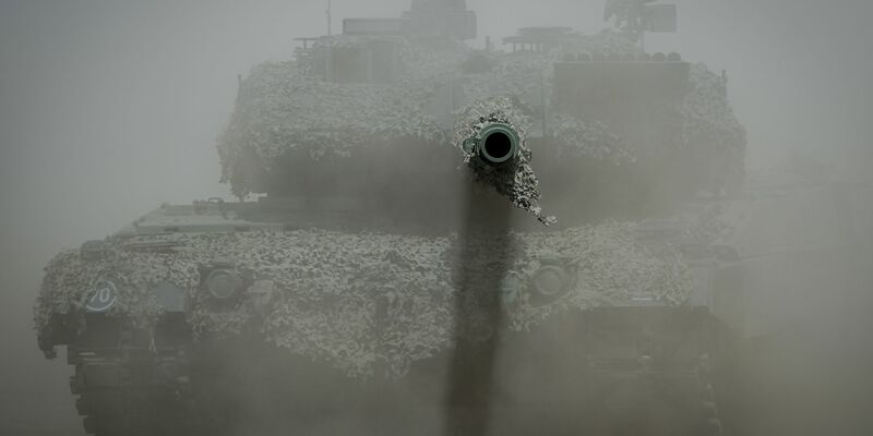 Von 1992 bis 2021 ist die Zahl der Kampfpanzer in einer Gruppe ausgewählter EU-Staaten von 16.851 auf 3383 verringert worden. - Foto: Kay Nietfeld/dpa