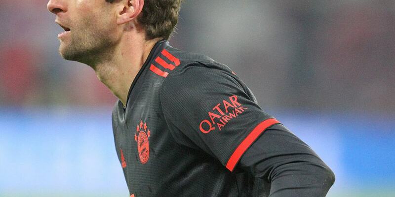Thomas Müller mit Sponsoren-Logo von Qatar Airways - Foto: ?ber dts Nachrichtenagentur