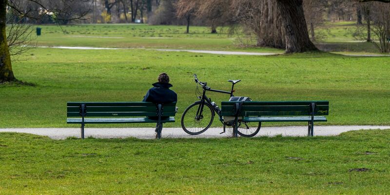 In den meisten EU-Staaten wohnen Frauen häufiger allein als Männer. - Foto: Peter Kneffel/dpa/Symbolbild