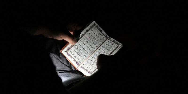 Der Koran, das heilige Buch der Muslime. - Foto: Vahid Salemi/AP/dpa