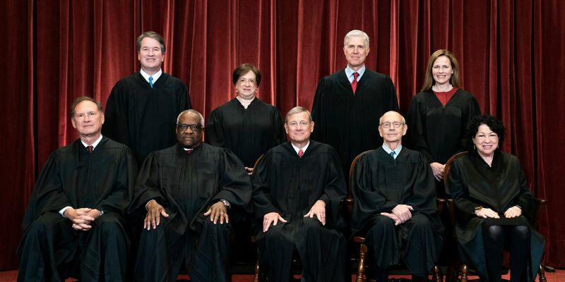 Die Richterinnen und Richter des Obersten Gerichtshofs in den USA (vorne: l-r, hinten: l-r): Samuel Alito , Clarence Thomas, John Roberts, Stephen Breyer, Sonia Sotomayor, Brett Kavanaugh, Elena Kagan, Neil Gorsuch und Amy Coney Barrett. - Foto: Erin Schaff/Pool New York Times/AP/dpa