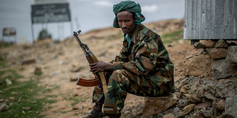 Ein Kämpfer der Tigray People's Liberation Front (TPLF) an einem Wachposten am Rande der Stadt Hawzen in der Region Tigray in Nordäthiopien. - Foto: Ben Curtis/AP/dpa