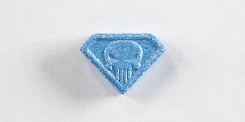 Eine Ecstasy-Pille mit dem «Blue Punisher»-Motiv. - Foto: Ennio Leanza/Keystone/dpa