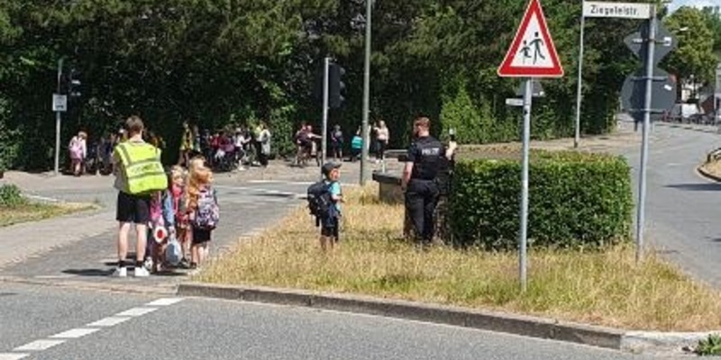 POL-WHV: Neue ausgebildete Schülerlotsinnen und -lotsen in Bockhorn unterstützen sichere Schulwege - Foto: presseportal.de
