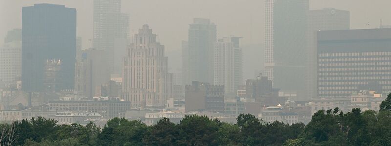 Auch über der Skyline von Montreal hängt Smog. - Foto: Graham Hughes/The Canadian Press/AP/dpa