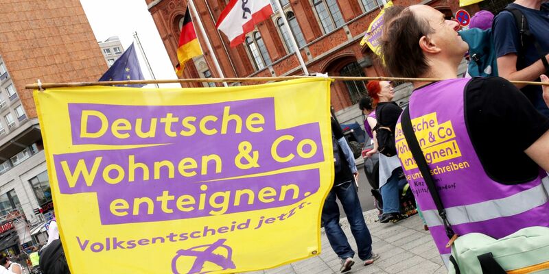 Kundgebung vor dem Roten Rathaus in Berlin nach der Vorstellung des Abschlussberichts der Expertenkommission «Vergesellschaftung großer Wohnungsunternehmen». - Foto: Wolfgang Kumm/dpa