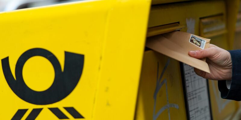 Mutmaßliche Drogenhändler sollen Drogen über eine Kölner Postfiliale verschickt haben (Symbolfoto). - Foto: Monika Skolimowska/dpa-Zentralbild/dpa/Symbolbild