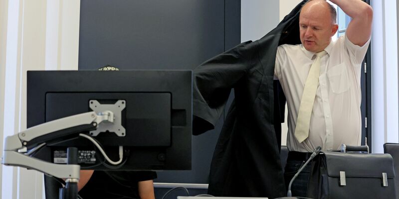 Der Angeklagte (verdeckt, l) und sein Rechtsanwalt im Gerichtssaal im Amtsgericht Rostock. - Foto: Bernd Wüstneck/dpa