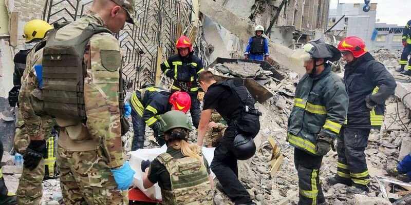 Rettungskräfte sind in den Trümmern eines Restaurants im ukrainischen Kramatorsk im Einsatz. - Foto: National Police of Ukraine/AP/dpa