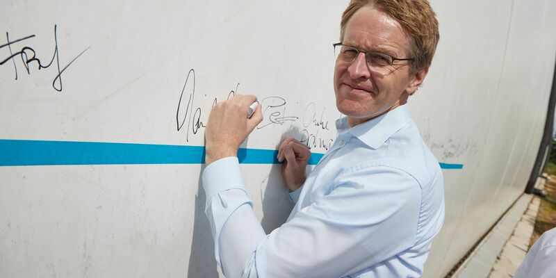 Schleswig-Holsteins Ministerpräsident Daniel Günther (CDU) sang auf der Bühne im vollen Bayernzelt auf der Kieler Woche den sexistischen Partyhit «Layla» mit. - Foto: Georg Wendt/dpa