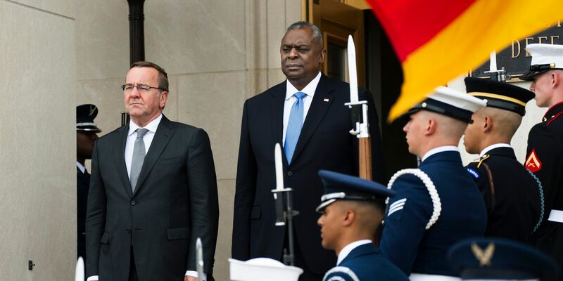 US-Verteidigungsminister Lloyd Austin begrüßt seinen deutschen Amtskollegen Boris Pistorius im Pentagon. - Foto: Manuel Balce Ceneta/AP