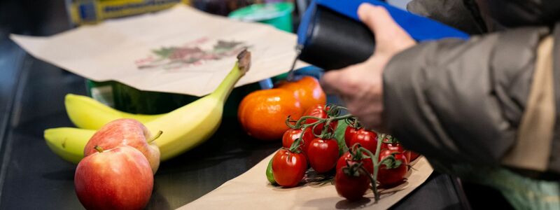 An den meisten Kassen im deutschen Einzelhandel sitzen noch Kassiererin oder Kassierer. - Foto: Sven Hoppe/dpa