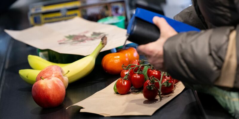Die seit Monaten hohe Teuerung ist eine Belastung für Verbraucherinnen und Verbraucher - nicht nur an der Kasse im Supermarkt. - Foto: Sven Hoppe/dpa