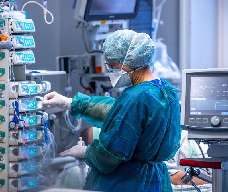 Ärzte und Pflegekräfte betreuen Patienten auf einer Intensivstation. - Foto: Jens Büttner/dpa-Zentralbild/dpa