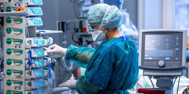 Ärzte und Pflegekräfte betreuen Patienten auf einer Intensivstation. - Foto: Jens Büttner/dpa-Zentralbild/dpa