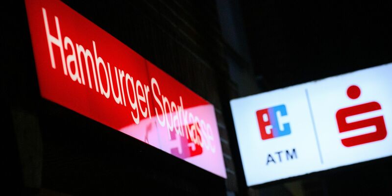 2021 drangen unbekannte Täter in den Schließfachraum einer Norderstedter Sparkassen-Filiale ein. Sie stahlen Geld, Gold, Schmuck und viele andere Wertgegenstände. - Foto: Jonas Walzberg/dpa