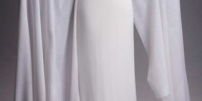 Die weiße Robe von Prinzessin Leia galt lange als verschollen. - Foto: PropstoreAuction/dpa