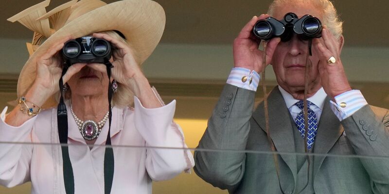 Königin Camilla und König Charles III. bei einem Pferderennen in Ascot. - Foto: Alastair Grant/AP/dpa