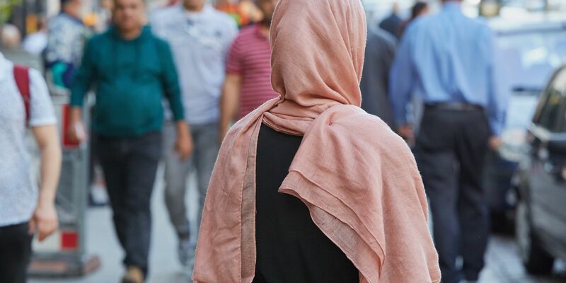 Eine Muslimin unterwegs in Hamburg:  Laut Untersuchungen stimmt etwa jede beziehungsweise jeder Zweite muslimfeindlichen Aussagen zu. - Foto: Georg Wendt/dpa
