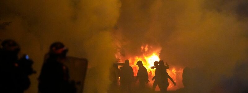 Jugendliche und die Polizei stoßen bei Ausschreitungen in Nanterre aufeinander. - Foto: Christophe Ena/AP