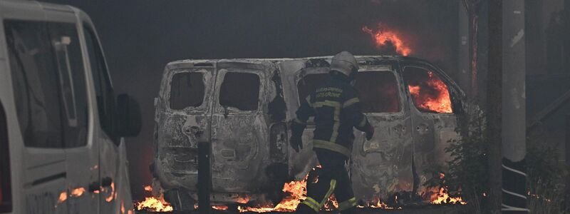 Brennende Autos in Toulouse. - Foto: Lionel Bonaventure/AFP/dpa