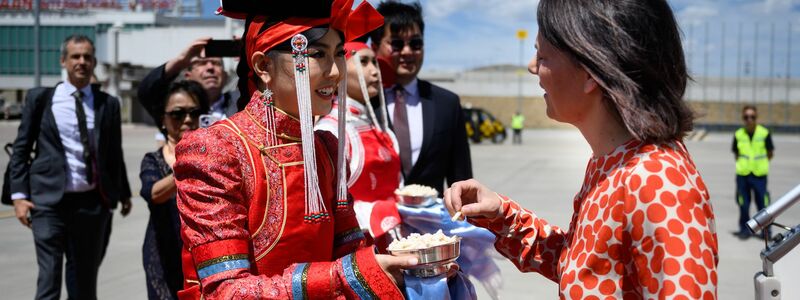Außenministerin Annalena Baerbock wird auf dem Chinggis Khaan International Airport begrüßt. - Foto: Bernd von Jutrczenka/dpa
