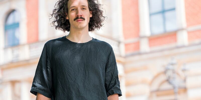 «Es geht nicht um Verrenkungen oder Zugeständnisse an den Geschmack»: Regisseur Valentin Schwarz. - Foto: Daniel Vogl/dpa