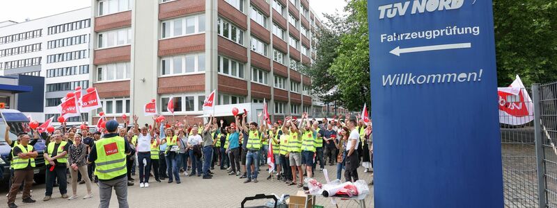 Streikende bei einem Warnstreik vor der TÜV-Hauptverwaltung in Hamburg. - Foto: Bodo Marks/Bodo Marks/dpa